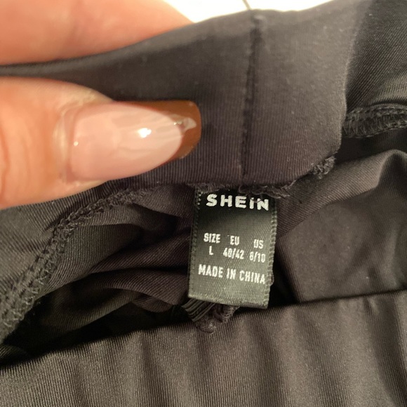 SHEIN pants with a scrunchy butt - Picture 3 of 3